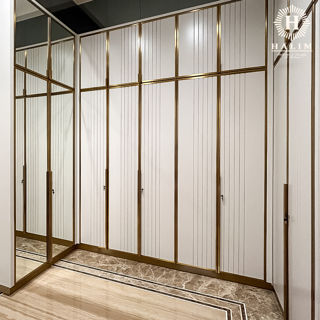 Design Interior Mewah Ruang Walk in Closet by Halim Interior & Design